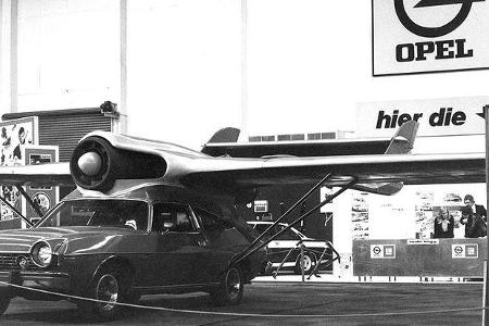 Ausgefallenes Exponat: Original-Flugzeug-Auto von James Bond.