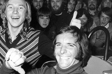 Freuen sich: Formel 1-Ass Emerson Fittipaldi (im Rennsimulator) und der damalige Nachwuchsfahrer Harald Grohs.