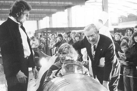 Formel 1-Weltmeister James Hunt im Vorkriegs-Mercedes-Grand Prix-Rennwagen.