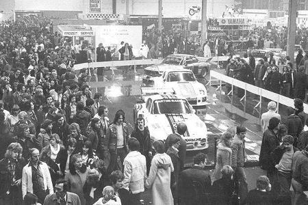Große Gedränge um die beiden Porsche-Sportwagen (Markenweltmeister 1976).