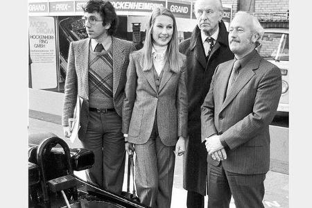 Der damalige - schon zu Lebzeiten legendäre - Lotus-Formel 1-Chef Colin Chapman (ganz rechts) neben seinem Formel 1-Renner. ...