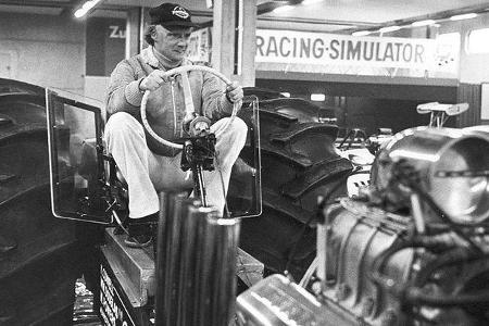 Niki Lauda als Pilot eines Monster-Traktors.