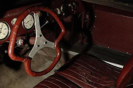 Innenraum wie vor 70 Jahren. Was links unten aussieht wie ein Pedal, ist eine arretierbare Stütze für das Knie bei Kurvenfah...