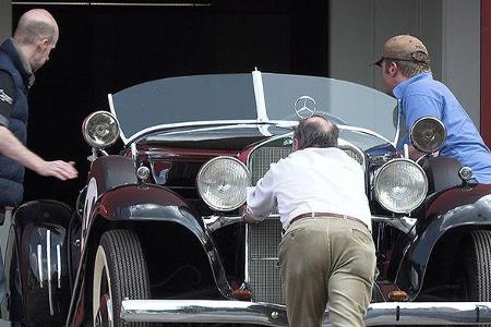 Die letzten Arbeiten werden abgeschlossen und die Fahrzeuge vorsichtig an ihre Plätze geschoben.