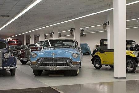 Neben Mercedes 170 stehen Cadillac Eldorado und Aero 18 Roadster.
