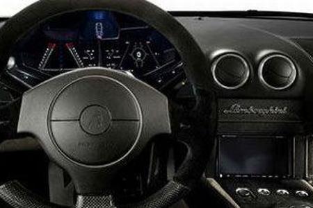 Alcantara, Carbon, Aluminium und Leder. Dazu gesellen sich drei TFT-Displays mit Touchscreens.