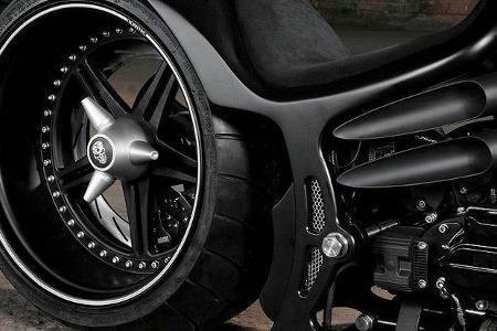... natürlich die mattschwarze Farbe vor. Unter der Sitzbank arbeitet ein 1.800 ccm großer RevTech-Motor mit 120 PS, der sei...