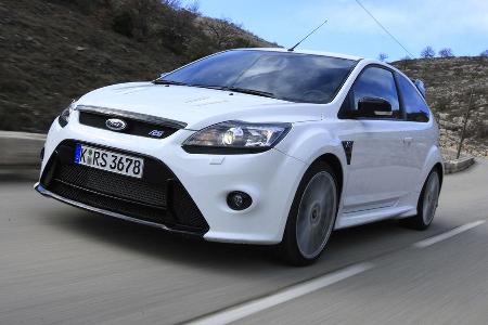 Die Front wird von Kühlöffnungen dominiert.