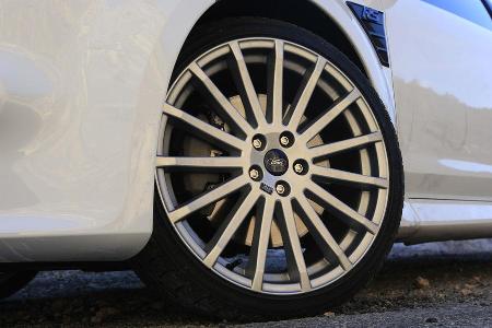 Dem fulminanten Vortrieb steht eine angemessen dimensionierte Bremsanlage mit innenbelüfteten, 330 Millimeter großen Bremssc...