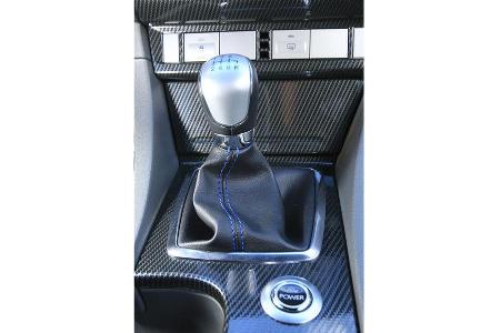 Über ein manuelles Sechsganggetriebe lässt sich die Motorkraft verwalten.
