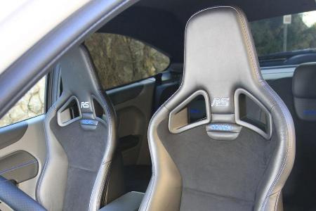 Tief konturierte Sitze mit gutem Seitenhalt und Langstreckenkomfort, nur die Sitzposition ist etwas hoch geraten.