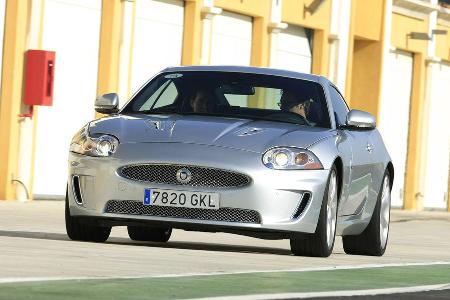 Unter der lange Haube des XKR sitzt ein neu konstruiertes V8-Triebwerk.