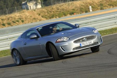 Der nun fünf Liter große Achtzylinder inhaliert seinen Treibstoff via Direkteinspritzung.