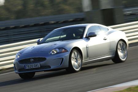 Der aufgeladene Fünfliter spricht in nahezu jeder Drehzahlregion engagiert auf Gasbefehle an und leitet sein Leistungsportfo...