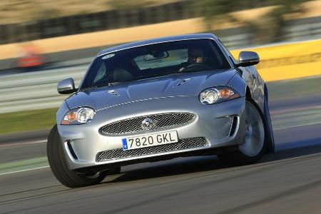 Um den Aufschrei im Keim zu ersticken: Hier macht kein nerviger Bremseneingriff dem Fahrspaß den Garaus.