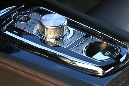 Die Fahrstufen werden nun per Drehregler in der Mittelkonsole angewählt.