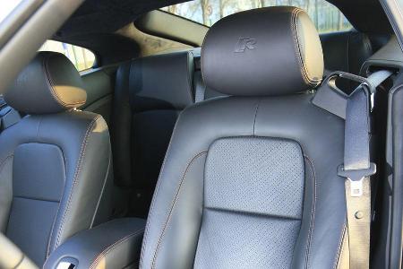 Den gediegen sportlichen Innenraum zieren gut konturierte und komfortable Sitze.
