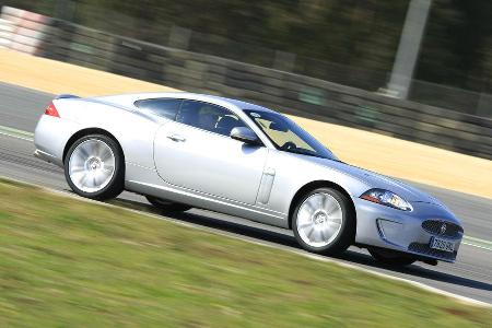 Das elektronisch geregelte Dämpfersystem trifft die heikle Balance zwischen leichtfüßigem Handling und Komfort.