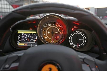 Ferrari California T, Rundinstrumente