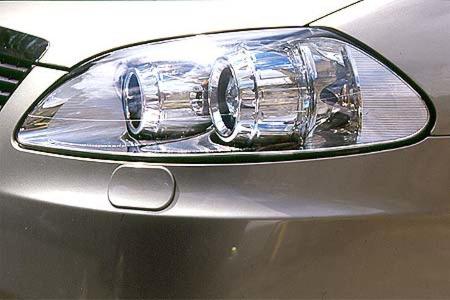 Standardmäßig trägt der Fiat Klarglasscheinwerfer, Xenon-Scheinwerfer gibt es gegen einen Aufpreis.