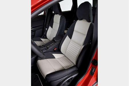 Die Sportsitze bieten guten Seitenhalt.