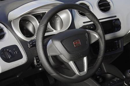 Höhlenförmige Instrumente im Alu-Look.