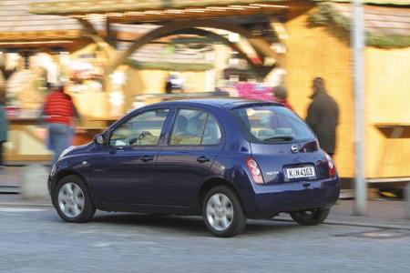 Kürzer und doch größer: der neue Nissan Micra im Stadtverkehr.