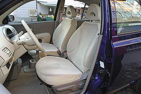 Die Sitzbezüge sind von einfacher Machart. Lobenswert die große Beinauflage.