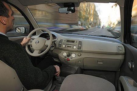 Die Bedienung ist einfach, optisch weht Nostalgie durchs Cockpit.