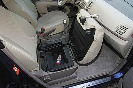 Jetzt nicht mehr geheim: das Geheimfach unter dem Sitz.