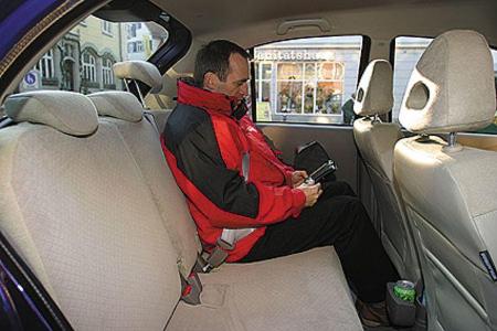 Dank variabler Sitzbank gibt es im Fond ausreichend Beinraum.