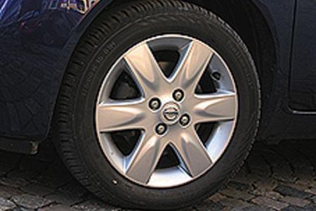 Leichtmetallfelgen sind bei der Tekna-Version serienmäßig.