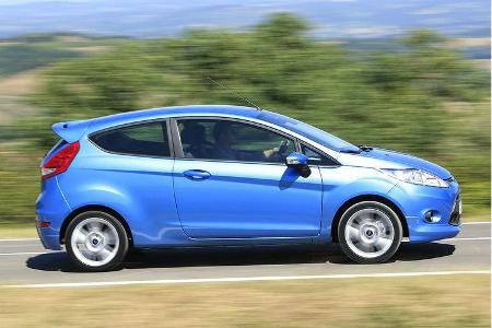 Das nach hinten abfallende Dach schafft Coupé-Optik.