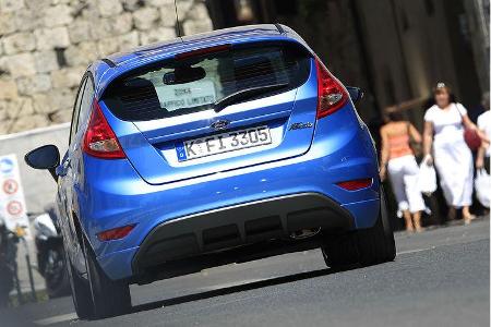 ... das man schon bei vollkommen bürgerlicher Fahrweise weit abseits physikalischer Grenzbereiche genießen kann.