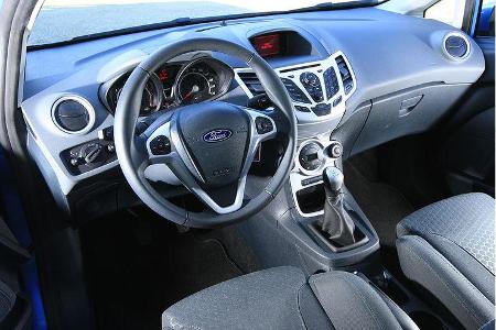 Trotz des verspielt wirkenden Armaturenbrett-Designs macht die Bedienung keine Probleme.