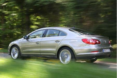 Coupé-Linie und rahmenlose Fenster betonen die Eleganz.