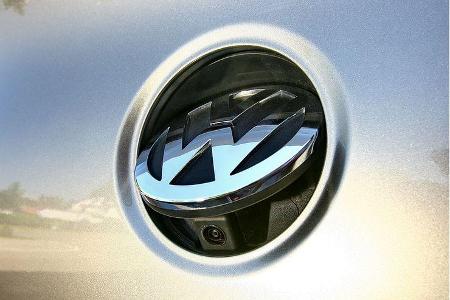 Zum akustischen Parkpilot lässt sich eine im VW-Logo versteckte Rückfahrkamera ordern.