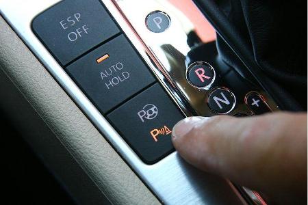 Der Parklenkassistent peilt Lücken selbsttätig an.