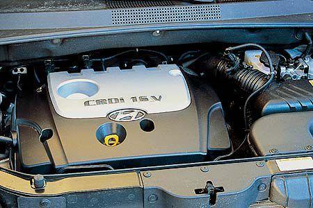 Unter der Plastikabdeckung verbirgt sich ein Zeiliter-Vierzylinder-Diesel mit Common-Rail-Einspritzung.