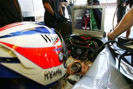 Kimi und Zorn: Im offiziellen Spiel zur F 1 2004 können frustrierte McLaren-Mercedes-Fans (hier eine Montage mit Kimi Raikkö...