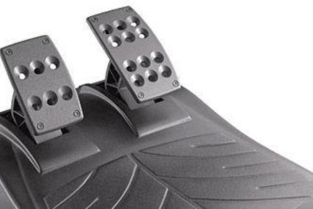 Logitech Driving-Force Pro für die PS2 (140 Euro), das samt Schaltknüppel aus dem neuen Mini stammen könnte