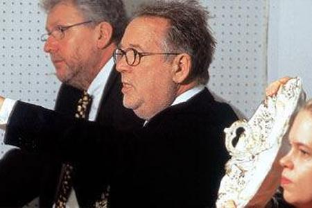 Auktionator Jörn Marotz (Mitte) schlug sie Sammlern aus allen Teilen Deutschlands zu.