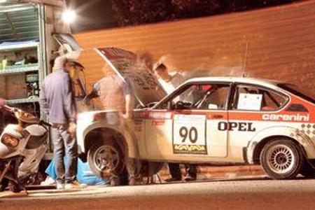 Fast wie damals: Bis in die Nacht schraubten die Teams im Scheinwerferlicht an ihren Fahrzeugen.