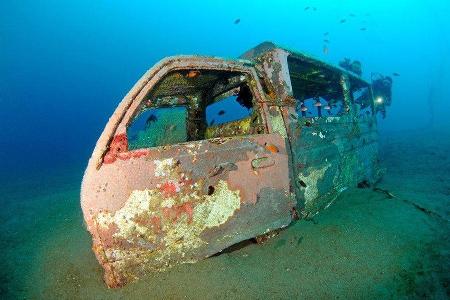 Autowracks unter Wasser