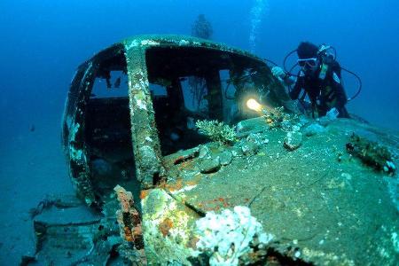 Autowracks unter Wasser