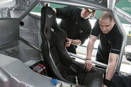 Brit-Style: Die Mechaniker der Prototypenabteilung von Aston Martin sind bereits mit der Komplettierung des Vantage-Innenrau...