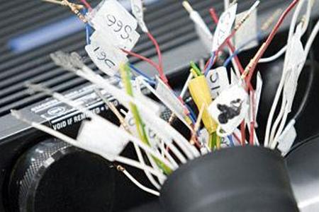 ...überwacht die knifflige Arbeit...