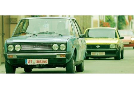 Clemens Schulze und Stefan Mancino rollen im Fiat 131 Mirafiori durch die Pfälzer Idylle.