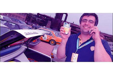 Mitorganisator Christian Steiger mit seinem Mercedes 280 SE vor dem Weltkulturerbe Völklinger Hütte.