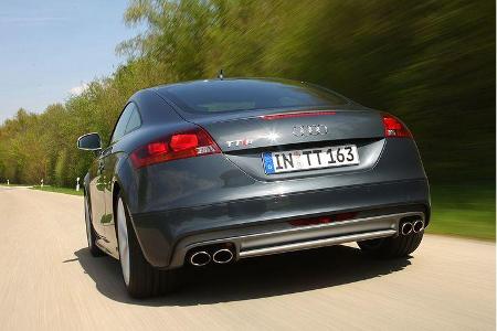 Stoisch stemmt sich das serienmäßig mit Magnetic-Ride-Dämpfern ausgestattete Fahrwerk gegen Wanken.